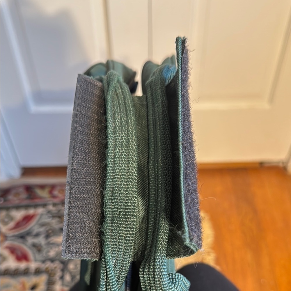 Men’s Green Travel Bag lots of space and pockets! - Picture 5 of 12